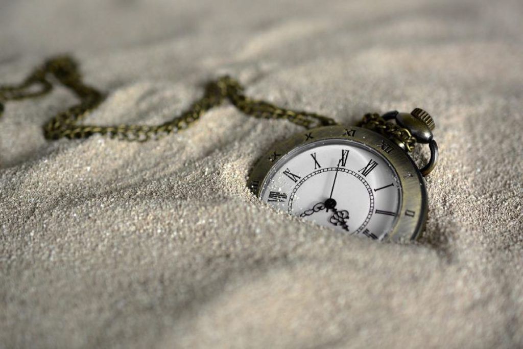 Reloj de bolsillo en la arena