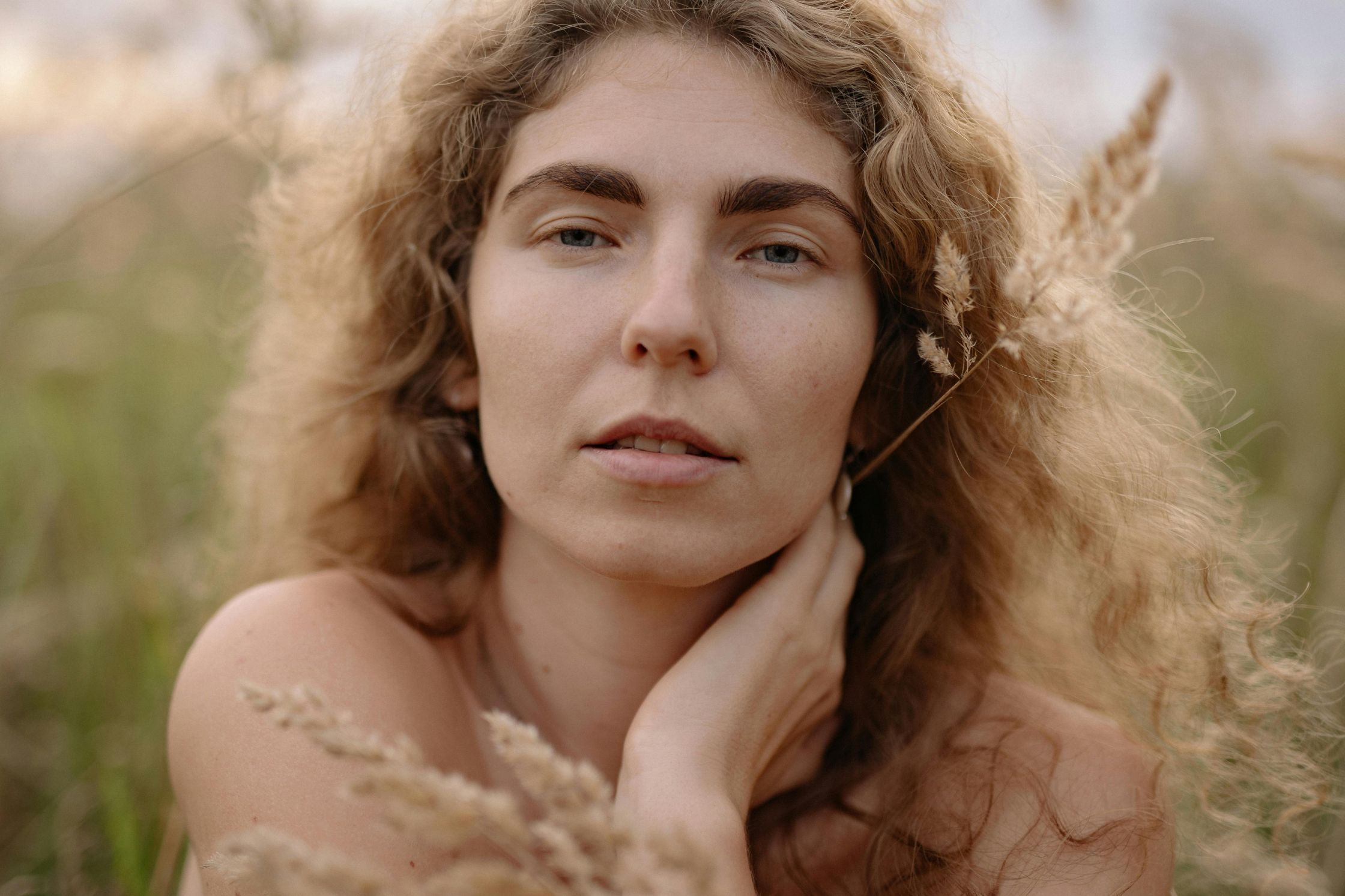 Mujer con piel luminosa y expresión de calma.