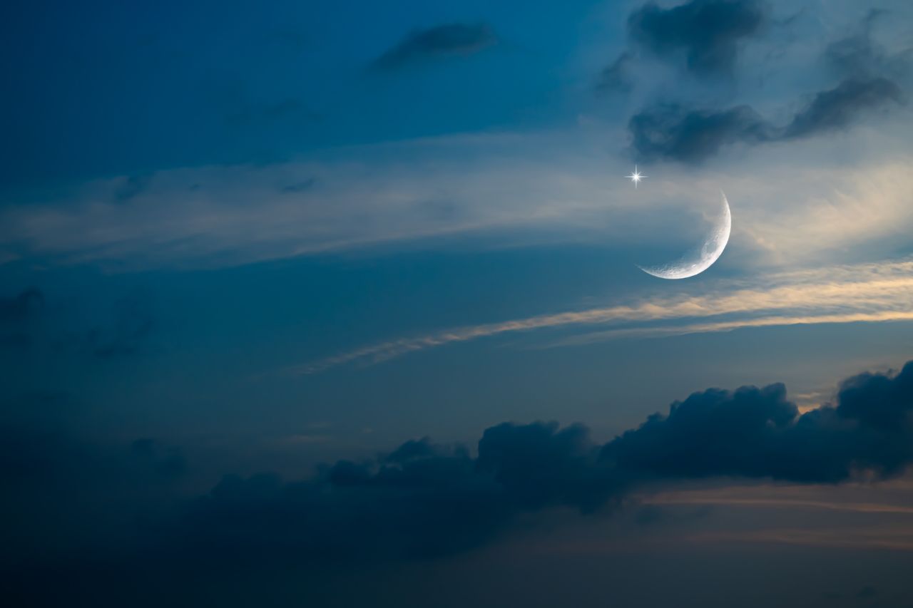 luna nueva en el cielo oscuro